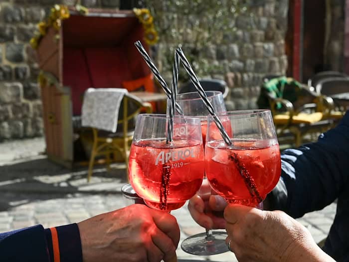 Zeit für das erste Getränk im Sonnenschein: Es wird frühlingshaft in Berlin und Brandenburg.  / Foto: Jens Kalaene/dpa