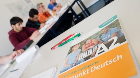 Bei Integrationskursen will das Bundesinnenministerium sparen und löste viel Kritik aus. (Symbolbild) / Foto: Julian Stratenschulte/dpa