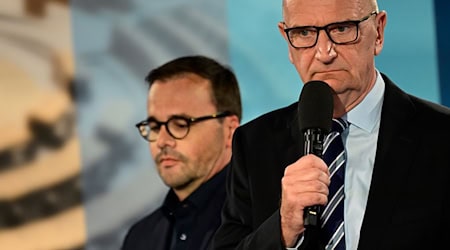 Brandenburgs Ministerpräsident Dietmar Woidke (SPD) und CDU-Landeschef Jan Redmann (links) beraten derzeit über eine gemeinsame Koalition. (Archivbild) / Foto: Fabian Sommer/dpa