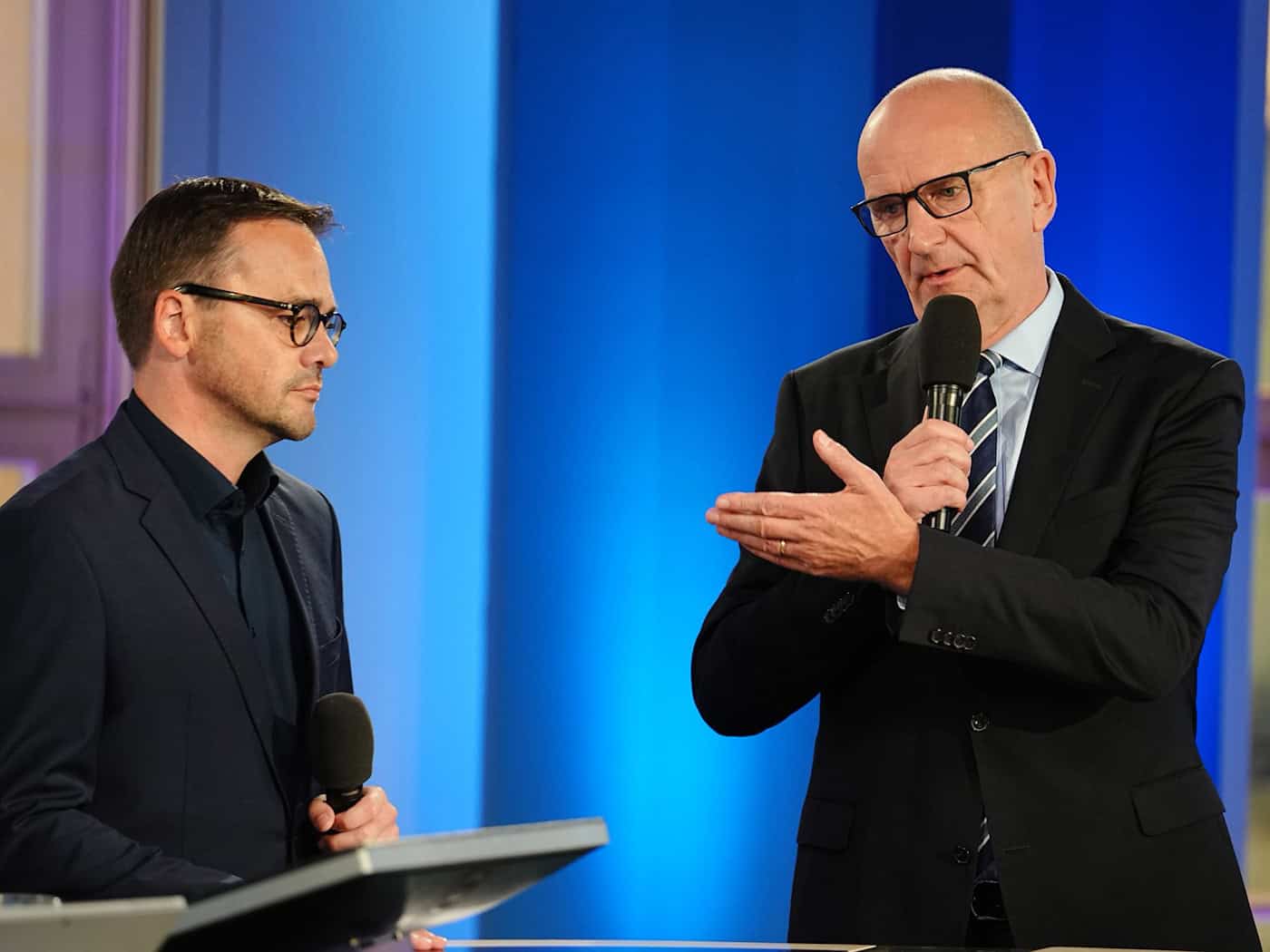 Brandenburgs Ministerpräsident Dietmar Woidke (SPD) und CDU-Landeschef Jan Redmann stellen den Koalitionsvertrag später als geplant vor. (Archivbild) / Foto: Kay Nietfeld/dpa