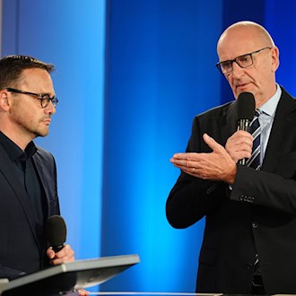 Brandenburgs Ministerpräsident Dietmar Woidke (SPD) und CDU-Landeschef Jan Redmann stellen den Koalitionsvertrag später als geplant vor. (Archivbild) / Foto: Kay Nietfeld/dpa
