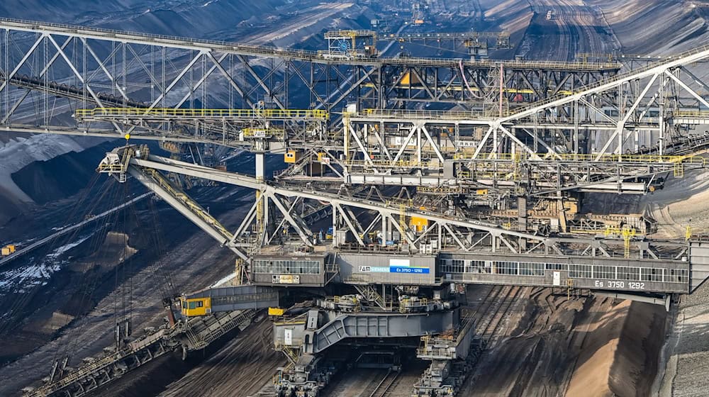 Mit der bevorstehenden Sprengung der Förderbrücke F60 im ehemaligen Tagebau Jänschwalde in der Lausitz verschwindet eine der größten mobilen Technikanlagen der Welt. (Archivbild)  / Foto: Patrick Pleul/dpa-Zentralbild/ZB
