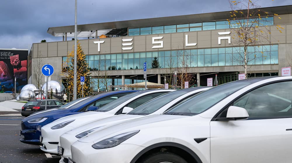Nach einer Strafanzeige von Autobauer Tesla gegen einen Vertreter der IG Metall ermittelt die Staatsanwaltschaft (Archivbild). / Foto: Patrick Pleul/dpa