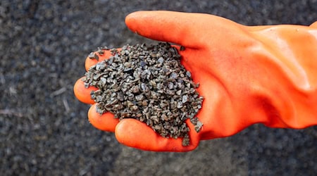 Angesichts des Winterwetters bleibt Splitt in Berlin gefragt. (Archivbild)  / Foto: Christophe Gateau/dpa