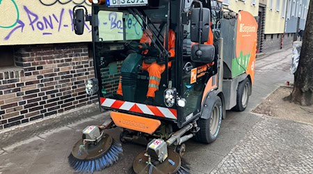 Die Berliner Stadtreinigung (BSR) will in den kommenden Wochen den Streusplitt beseitigen.  / Foto: Andreas Heimann/dpa