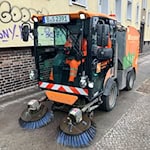 Die Berliner Stadtreinigung (BSR) will in den kommenden Wochen den Streusplitt beseitigen.  / Foto: Andreas Heimann/dpa