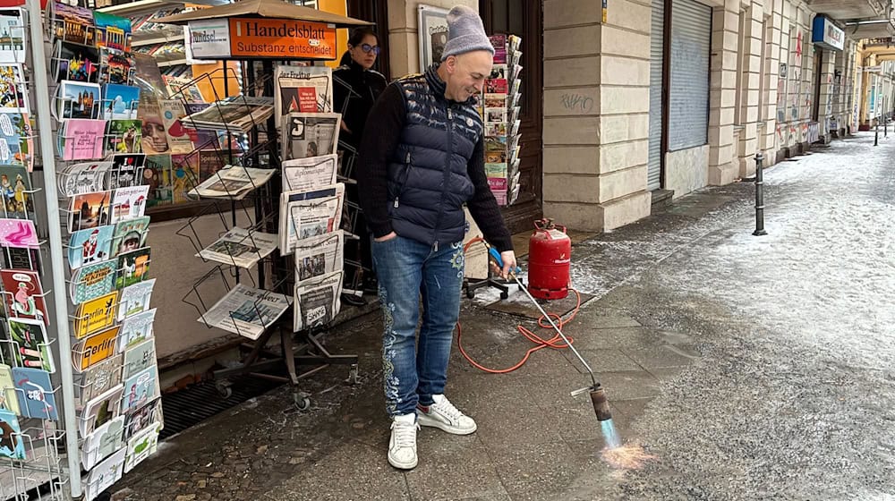 Beim Kampf gegen das Glatteis greifen manche Berliner zu ungewöhnlichen Methoden.  / Foto: Caroline Bock/dpa