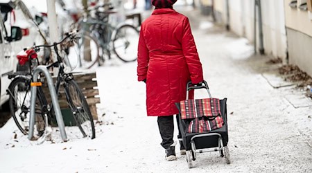 Die Berliner Bezirke sollen beim Beseitigen von Schnee und Eis mehr Hilfe bekommen. (Archivbild)   / Foto: Fabian Sommer/dpa