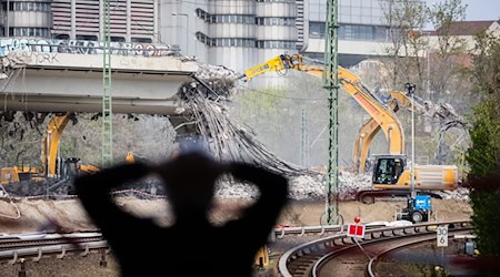 Die Ringbahnbrücke wurde im Frühjahr 2025 abgerissen. Die Arbeiten am Neubau laufen. (Archivbild) / Foto: Christoph Soeder/dpa