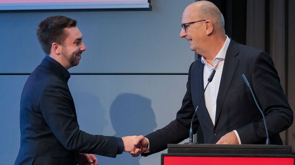 Brandenburgs Ministerpräsident Dietmar Woidke (SPD, rechts) und SPD-Generalsekretär Kurt Fischer sind mitten in den Koalitionsverhandlungen mit der CDU. (Archivbild) / Foto: Soeren Stache/dpa