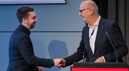 Brandenburgs Ministerpräsident Dietmar Woidke (SPD, rechts) und SPD-Generalsekretär Kurt Fischer sind mitten in den Koalitionsverhandlungen mit der CDU. (Archivbild) / Foto: Soeren Stache/dpa