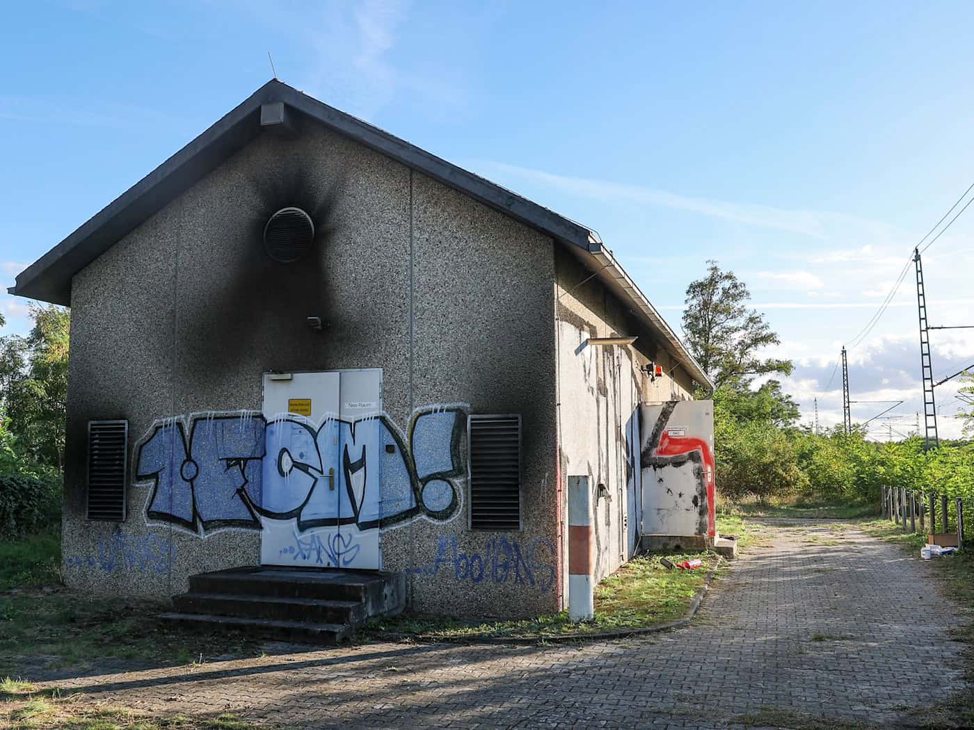Das Stellwerk Gerwisch war irreparabel beschädigt worden. (Archivbild) / Foto: Jan Woitas/dpa
