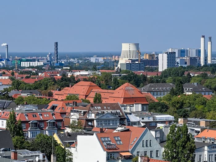 Am Standort des Heizkraftwerks Reuter West in Spandau ist eine neue Anlage zum Verbrennen von Biomasse geplant. (Archivbild) / Foto: Jens Kalaene/dpa