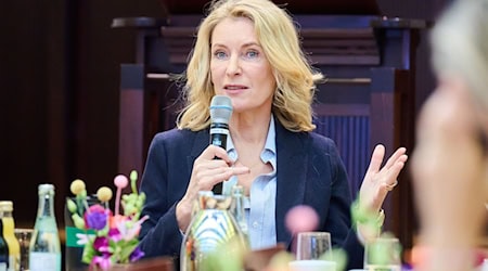 Maria Furtwängler bei der Vorstellung der Studie in der Bayerischen Landesvertretung in Berlin. 2016 gründete Furtwängler mit ihrer Tochter Elisabeth die Stiftung «MaLisa», die sich für die Gleichberechtigung von Frauen einsetzt.  / Foto: Annette Riedl/dpa