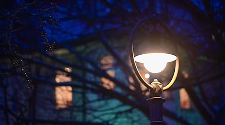 Der Senat will den Schutz von kritischer Infrastruktur wie Stromleitungen erleichtern und damit Stromausfälle unwahrscheinlicher machen. (Archivbild)  / Foto: Sebastian Gollnow/dpa