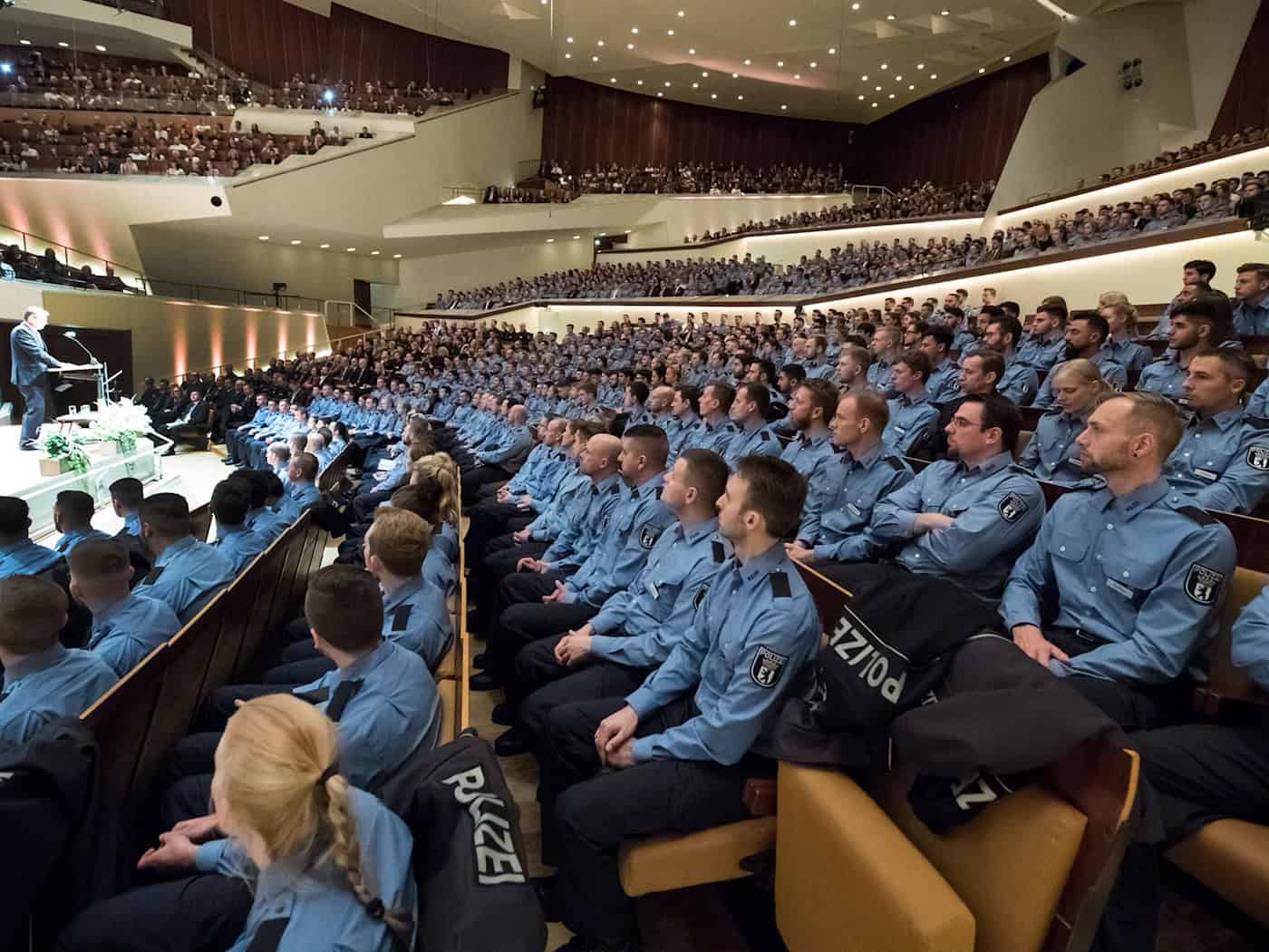 Zahlreiche Bewerber fallen bei der Berliner Polizei wegen ihrer schlechten schriftlichen Deutschkenntnisse durch. (Archivbild) / Foto: picture alliance / Bernd von Jutrczenka/dpa