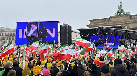 Tausende demonstrieren in Berlin für Freiheit im Iran
