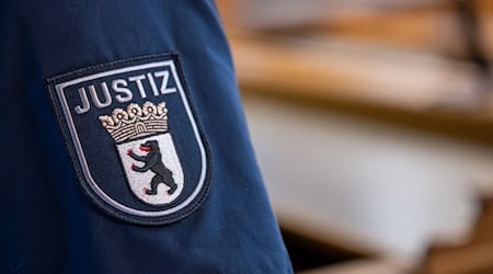 Für Einlasskontrollen an Berliner Gerichten wie auch in Gefängnissen sind Justizvollzugsbeamte zuständig. (Archivbild) / Foto: Monika Skolimowska/dpa