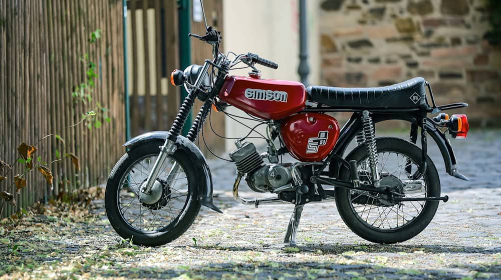 Ein Theaterprojekt in Suhl will die Geschichte des traditionsreichen Simson-Mopeds und seine Bedeutung für ostdeutsche Biografien künstlerisch aufarbeiten.(Archivbild)  / Foto: Jan Woitas/dpa