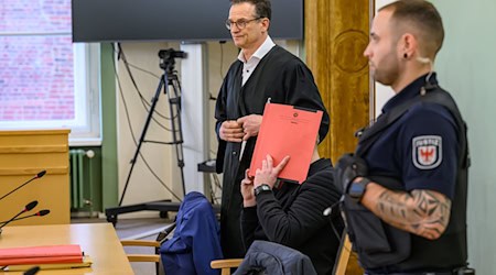 Ein Mann steht wegen des Verdachts des Mordes vor dem Landgericht in Cottbus. (Archivbild) / Foto: Patrick Pleul/dpa