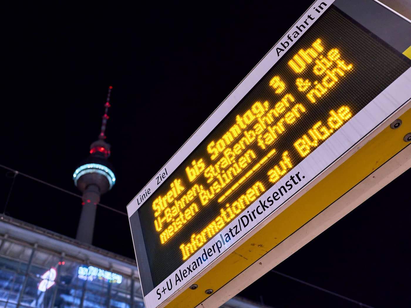 Der Warnstreik bringt in Berlin fast den gesamten Nahverkehr zum Erliegen - aber manche Busse fahren.  / Foto: Michael Ukas/dpa