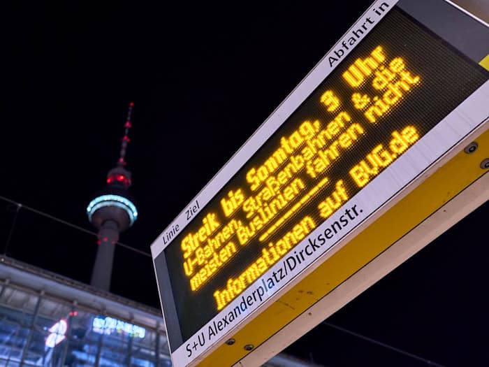 Der Warnstreik bringt in Berlin fast den gesamten Nahverkehr zum Erliegen - aber manche Busse fahren.  / Foto: Michael Ukas/dpa