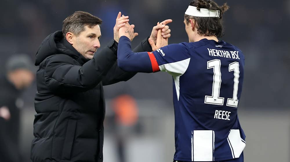 Hertha-Trainer Stefan Leitl und Fabian Reese (r) wollen den Rückenwind aus dem Pokal gegen Hannover mitnehmen. / Foto: Andreas Gora/dpa