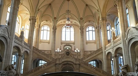 Nach einem Überfall auf einen 40-Jährigen in Berlin-Gesundbrunnen steht seine Ex-Partnerin wegen Anstiftung zu einem besonders schweren Raub vor Gericht. (Symbolbild) / Foto: Soeren Stache/dpa