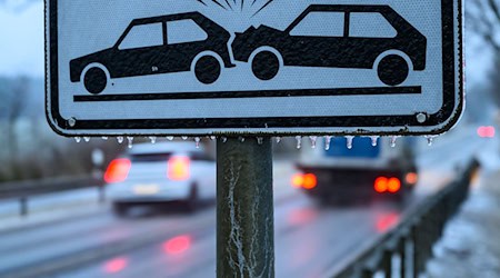 Die A10 wurde zur Rutschbahn - es kam bei Eisglätte gleich zu mehreren Zusammenstößen. (Symbolbild) / Foto: Patrick Pleul/dpa