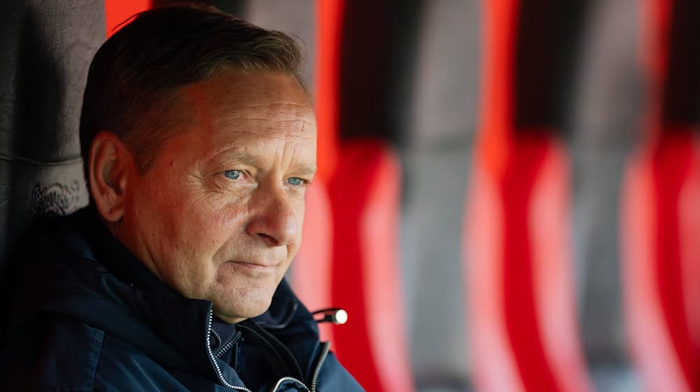 Heldt erklärt den Verbleib der Abwehrspieler. (Archivbild) / Foto: Rolf Vennenbernd/dpa