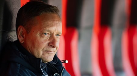 Heldt erklärt den Verbleib der Abwehrspieler. (Archivbild) / Foto: Rolf Vennenbernd/dpa