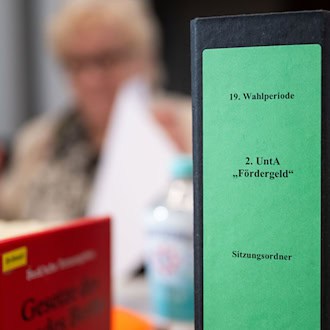 Der Untersuchungsausschuss zur Vergabe von Fördermitteln hat bei seiner dritten Sitzung ersttmals Zeugen vernommen.  / Foto: Christophe Gateau/dpa