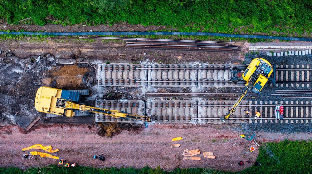 Pendler müssen weiter Geduld beweisen: Die Sanierung der Strecke Hamburg-Berlin verzögert sich. (Archivbild) / Foto: Jens Büttner/dpa