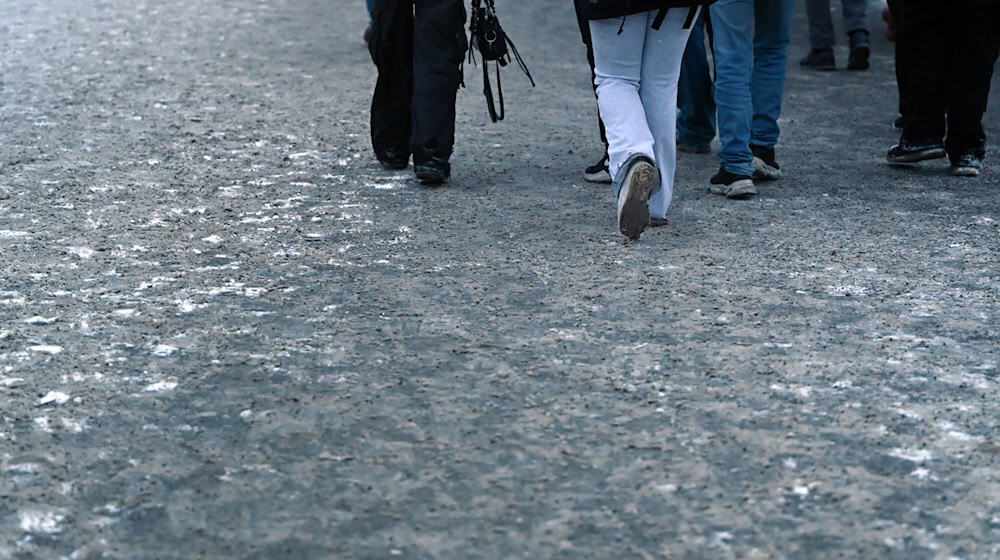 In Berlin und Brandenburg kann es wieder gefährlich glatt werden. / Foto: Lilli Förter/dpa
