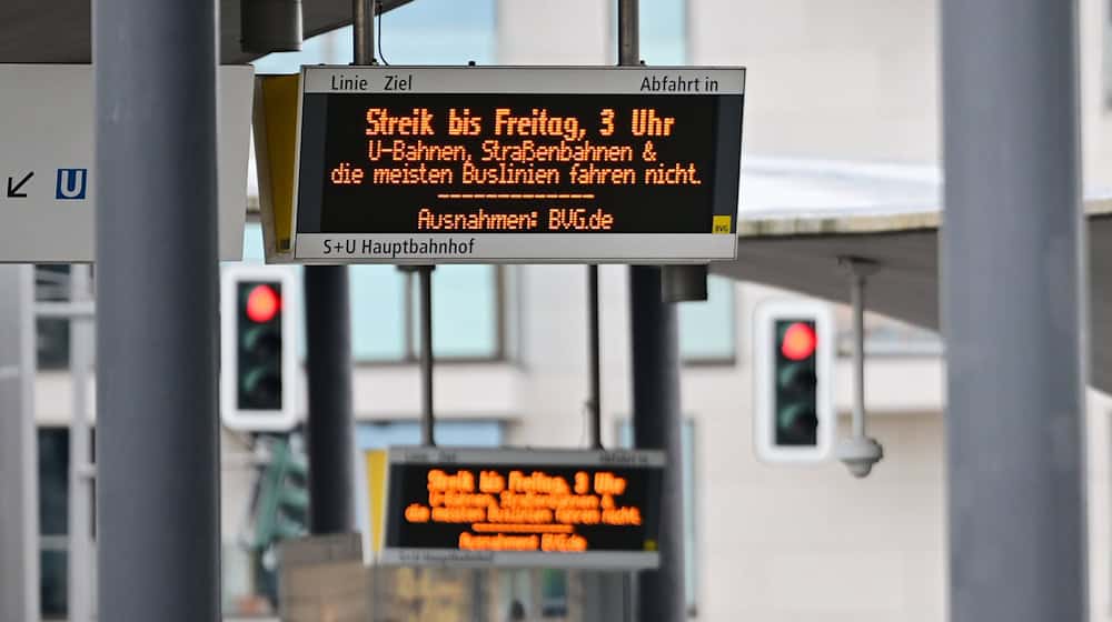 Verdi hat für Montag in Berlin und Brandenburg zu ganztägigen Warnstreiks im ÖPNV aufgerufen. (Archivbild) / Foto: Sebastian Gollnow/dpa