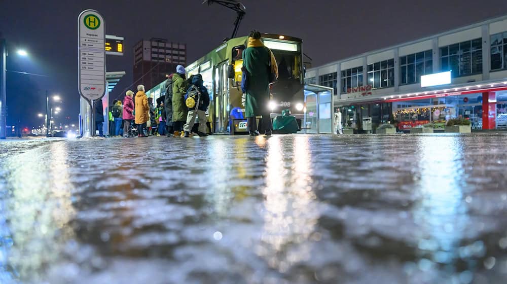 Wer mit dem Bus unterwegs ist, braucht am Morgen in Teilen Brandenburgs ziemlich viel Geduld. (Archivbild) / Foto: Patrick Pleul/dpa