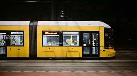 Bei der BVG stehen zusätzliche Fahrzeuge und Fahrer bereit, um nachts die Oberleitungen eisfrei zu halten. (Archivbild) / Foto: Sebastian Christoph Gollnow/dpa