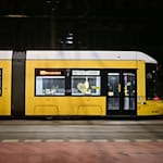 Bei der BVG stehen zusätzliche Fahrzeuge und Fahrer bereit, um nachts die Oberleitungen eisfrei zu halten. (Archivbild) / Foto: Sebastian Christoph Gollnow/dpa