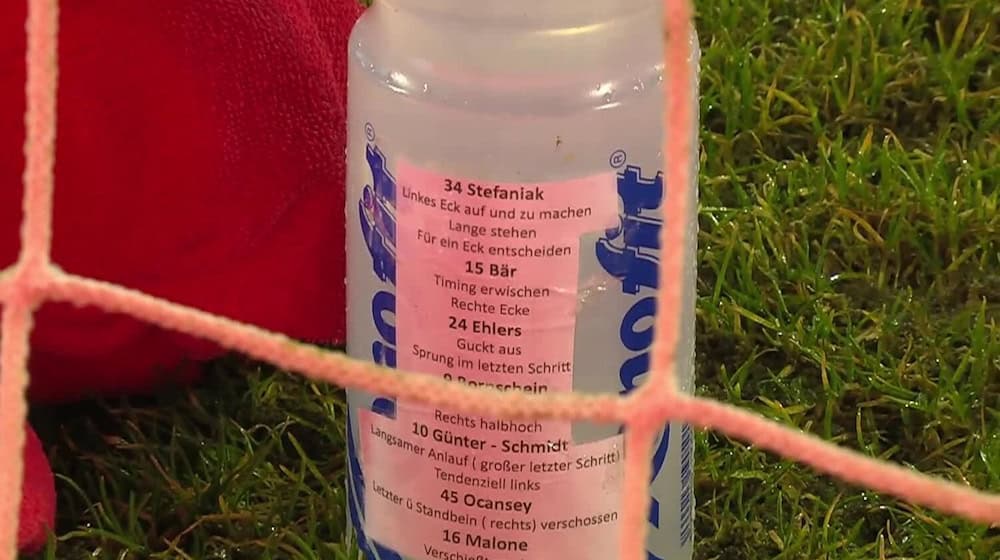 Trinkflasche mit Elfmeter-Zettel von Marius Funk. / Foto: -/MagentaSport/dpa