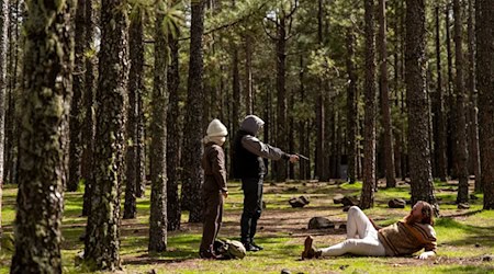 Die Geschwister Maggie (Karoline Schuch) und Kai (Julius Gause) schalten den «Jäger» Hermit (Lars Sundsbø) aus - Szene aus der Serie «Oderbruch». / Foto: Kurt Patzak/Syrreal Entertainment/ARD Degeto/Programmplanung und P/dpa