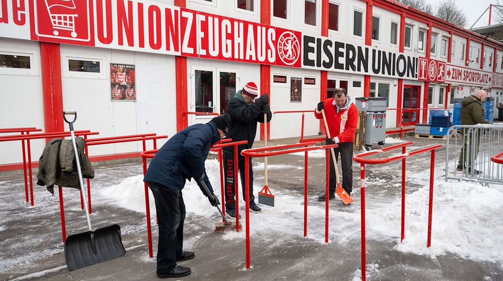 Viel war um das Stadion schon von Eis und Schnee befreit. (Archivbild) / Foto: Matthias Koch/dpa