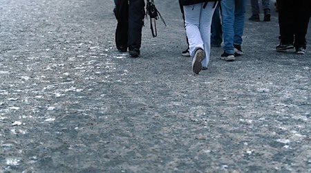 Der Deutsche Wetterdienst meldet eine vorübergehende Entspannung, am Abend und nachts ist aber mit weiterem Glatteis zu rechnen. (Archivbild) / Foto: Lilli Förter/dpa