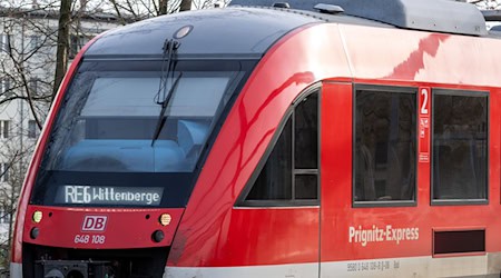 Der Prignitz-Express (RE 6) könnte von einem Warnstreik der EVG betroffen sein (Archivbild). / Foto: Soeren Stache/dpa