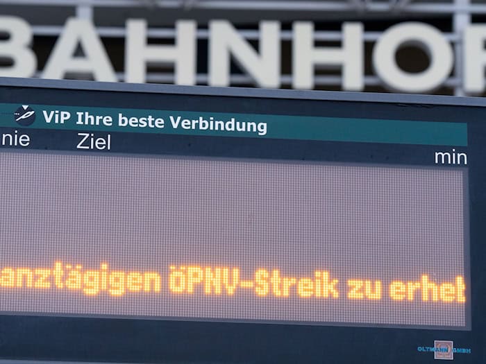 Der Warnstreik im öffentlichen Nahverkehr am Freitag wird voraussichtlich auch Auswirkungen auf die Schülerbeförderung haben (Archivbild). / Foto: Georg Moritz/dpa