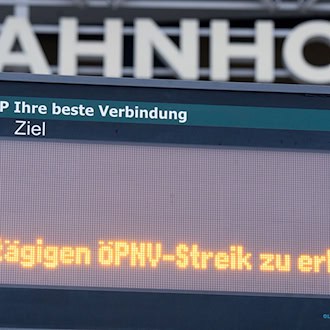 Der Warnstreik im öffentlichen Nahverkehr am Freitag wird voraussichtlich auch Auswirkungen auf die Schülerbeförderung haben (Archivbild). / Foto: Georg Moritz/dpa