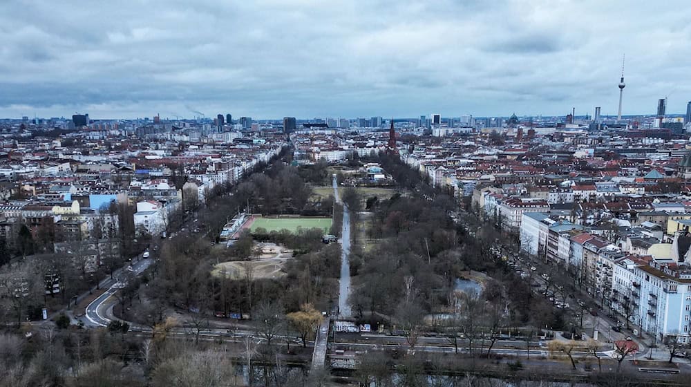 Es geht um mehr als um einen Zaun: Wie das Drogenproblem im Görlitzer Park gelöst werden kann, ist umstritten.   / Foto: Britta Pedersen/dpa
