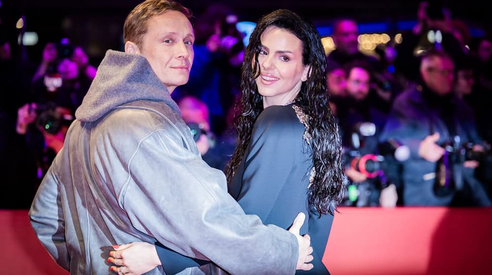 Matthias Schweighöfer und Ruby O. Fee auf der Berlinale. / Foto: Christoph Soeder/dpa