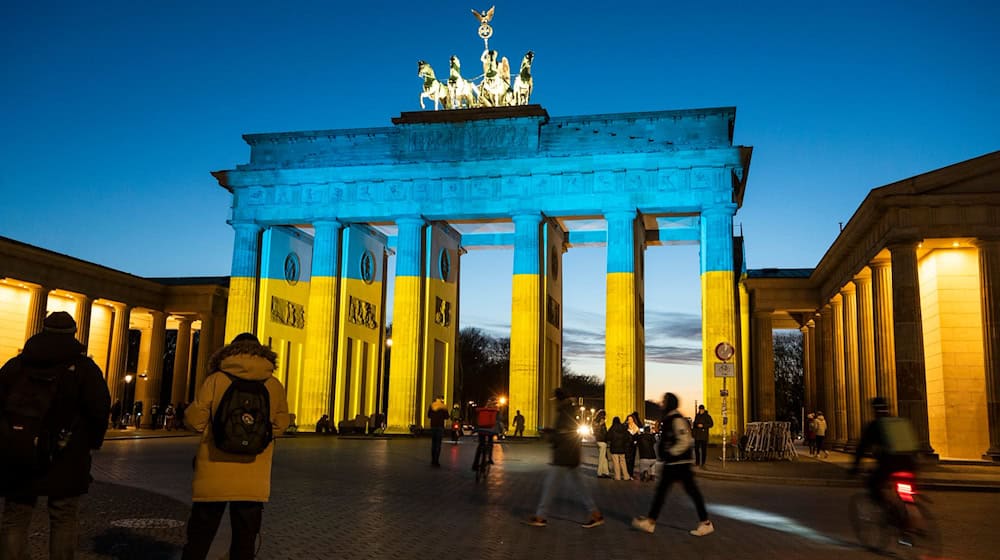 Wie schon 2022 soll das Brandenburger Tor auch vier Jahre nach Kriegsbeginn in den Farben der Ukraine angestrahlt werden. (Archivfoto) / Foto: Christophe Gateau/dpa
