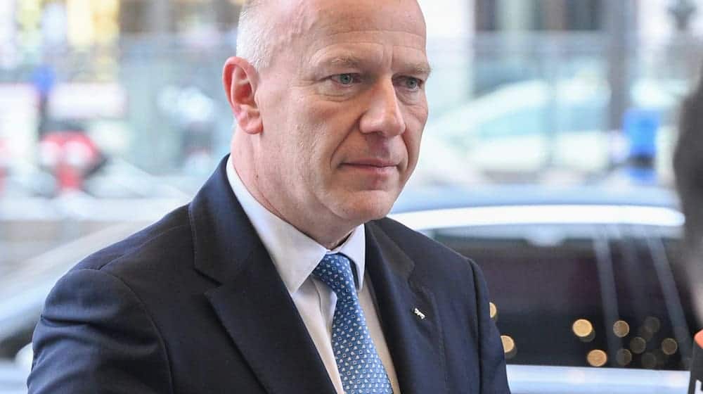 Berlins Regierender Bürgermeister Kai Wegner (CDU) fliegt zu den Olympischen Winterspielen in Italien. (Archivbild) / Foto: Jens Kalaene/dpa