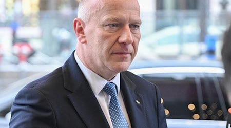 Berlins Regierender Bürgermeister Kai Wegner (CDU) fliegt zu den Olympischen Winterspielen in Italien. (Archivbild) / Foto: Jens Kalaene/dpa